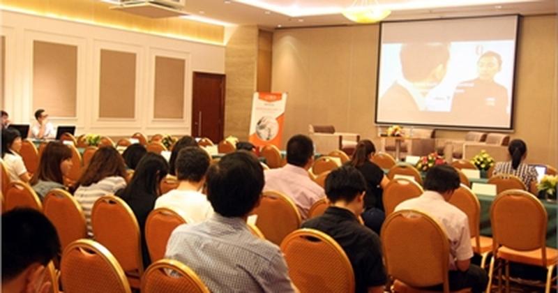 Mẹ bỉm sữa đang tìm kiếm thông tin tuyển dụng tại siêu thị Go!